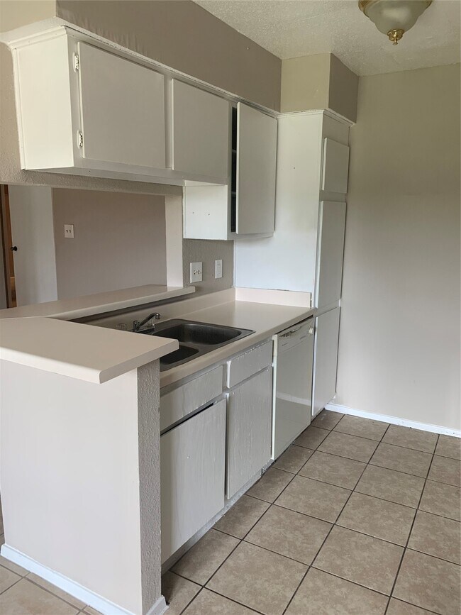 Building Photo - 13480 S Thorntree Dr
