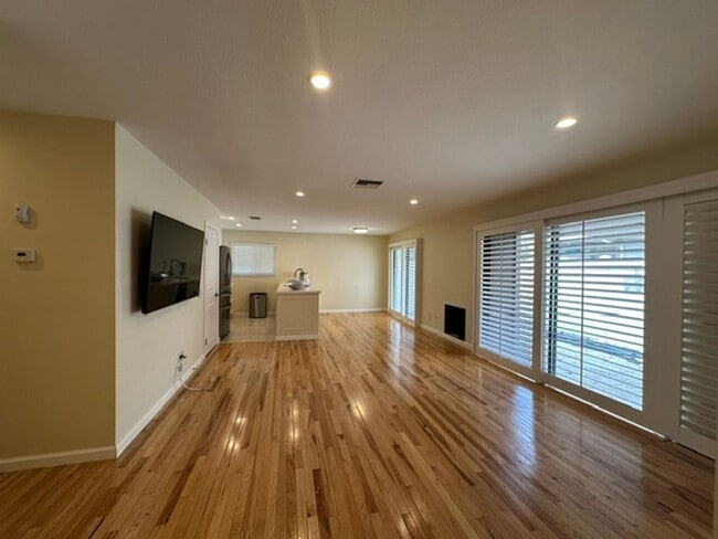 Building Photo - Stunning END-UNIT 3-bedroom condominium located in Agoura Hills