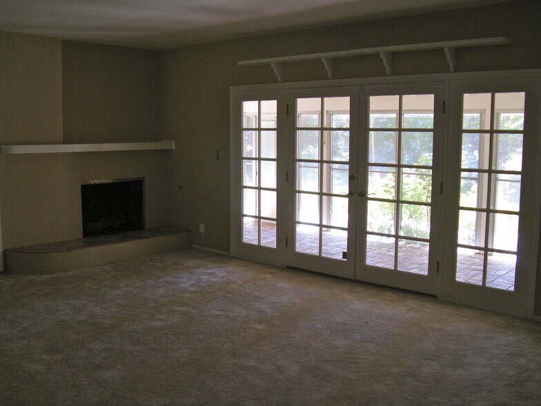 Living room - 23724 Aetna St