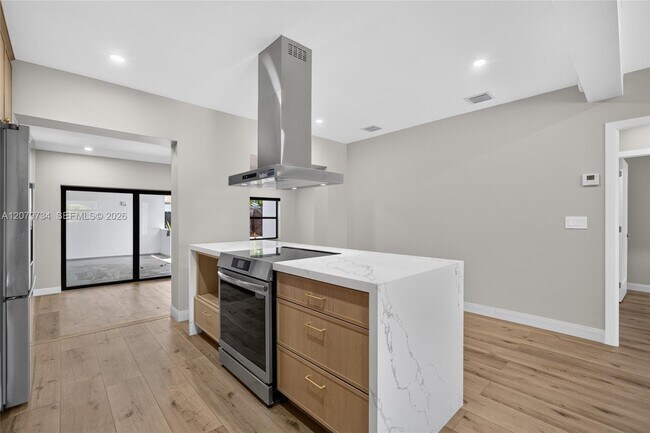 Building Photo - 1011 NW 30th Ct