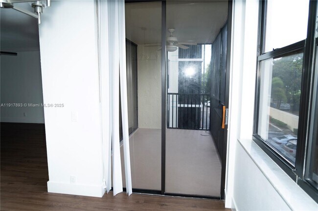 Building Photo - 105 Lake Emerald Dr