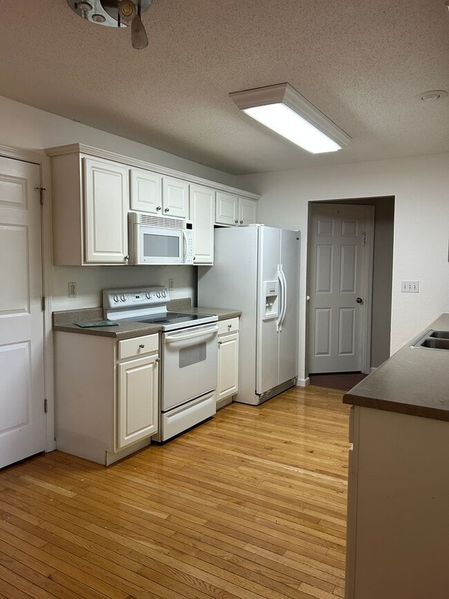 Building Photo - 1456 Kingsley Dr