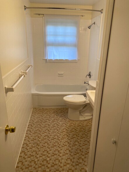 Building Photo - 121 Pocono Rd