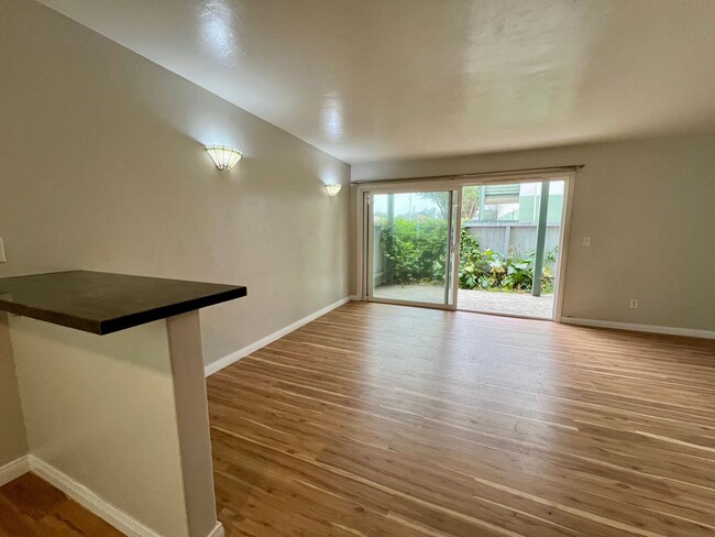 Building Photo - GREAT location, downstairs 2+2 condo