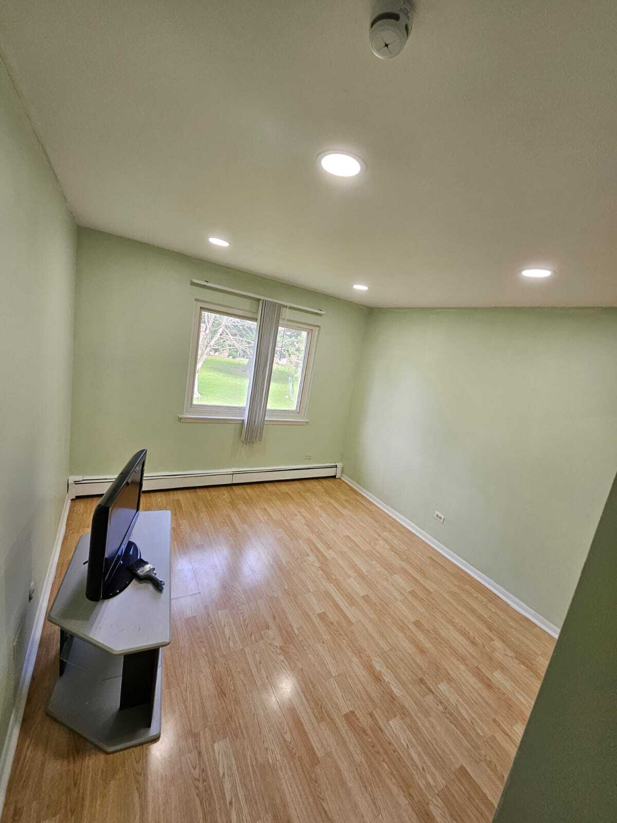 Building Photo - 580 Hill Dr
