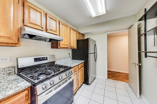Building Photo - Spacious Parkside Condo with All Utilities...