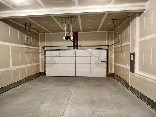 Building Photo - 8180 Lyman Ct