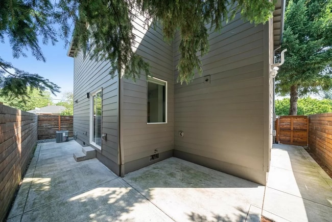 Building Photo - Modern 3 Bedroom + 2.5 bath home in SE Portland!! Brentwood Neighborhood with Air Conditioning!!