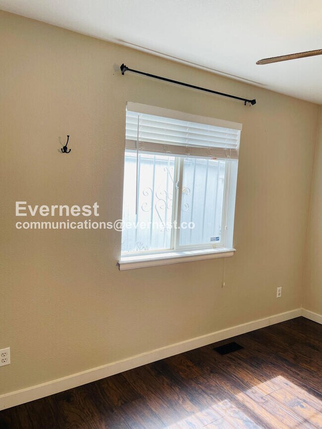 Building Photo - 2107 S Acoma St