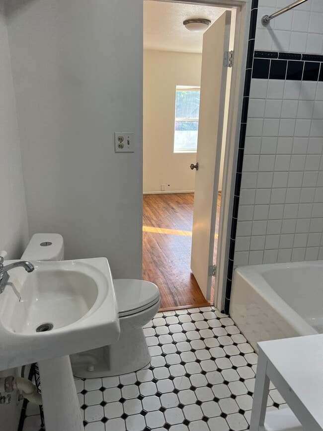 Building Photo - Midtown Ventura Charming 3+2 bedroom home ...