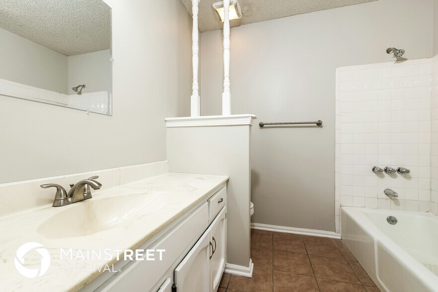 Building Photo - 8523 N Rhode Ave