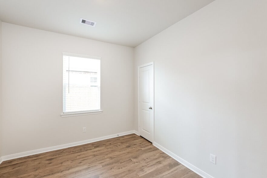 Building Photo - 428 Mustang Trot Dr