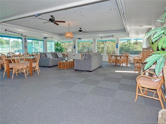 Building Photo - 1585 NE Beacon Dr