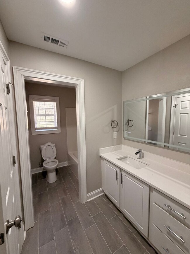 Building Photo - Newly Renovated!