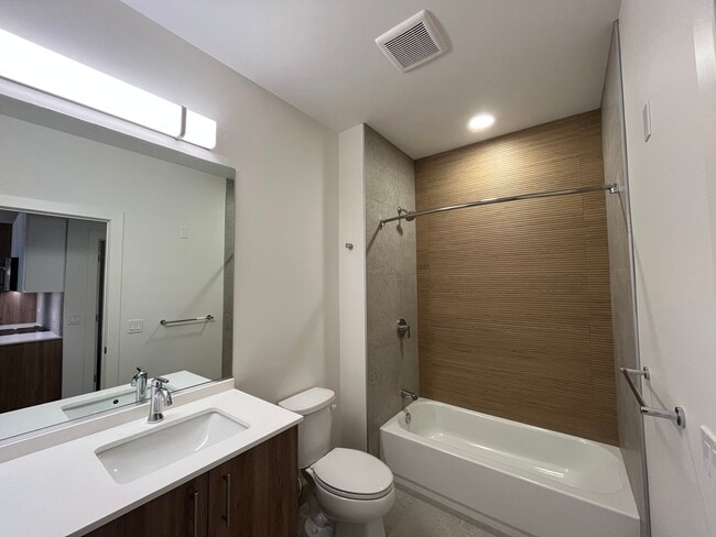 Building Photo - 1040 W Huron St