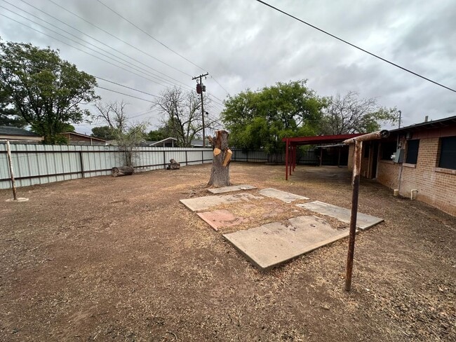 Building Photo - 302 S Everts St