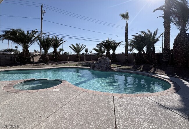 Building Photo - 1613 Crystal Chimes Dr