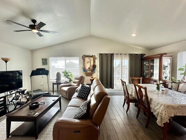 Building Photo - Beautiful 4 Bedroom/3 Bathroom Home
