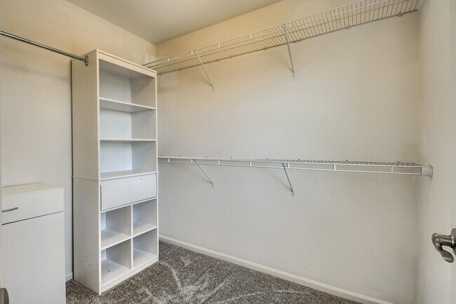 Building Photo - 3 Bed 2.5 Bath End Unit Home with FENCED Y...