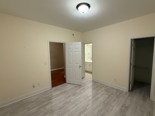 Building Photo - Chelsea Park - One Level 2 Bedroom on a Cu...