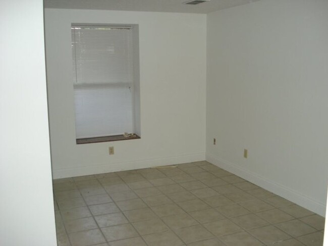 Building Photo - One bed APT, south of downtown, available ...