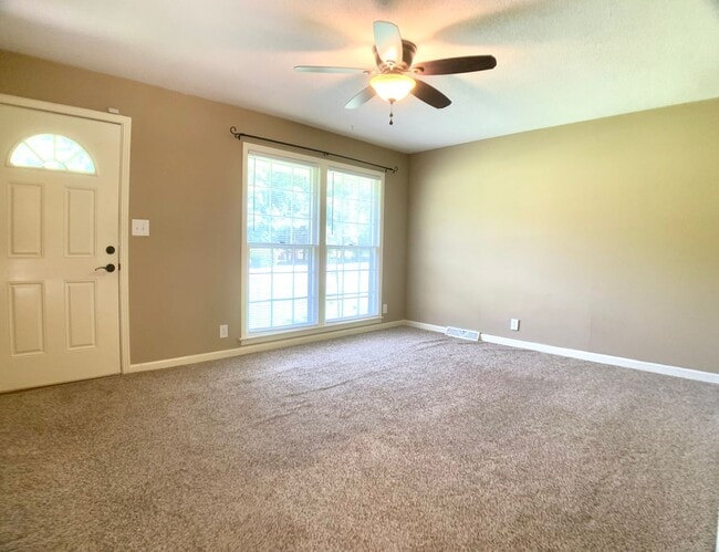 Building Photo - 339 Lake Ct Dr