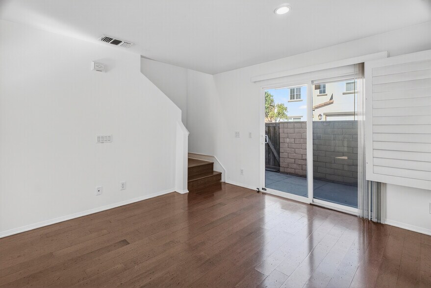 Building Photo - 1757 E Flora St