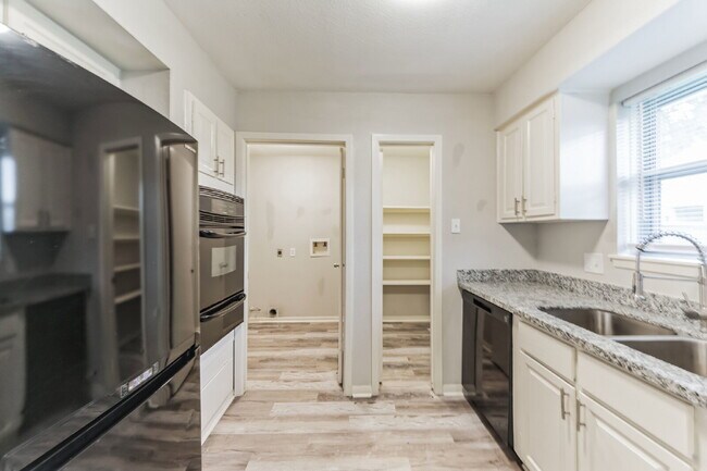 Building Photo - Move-In Ready 3BR/2BA in Baytown – 1,472 Sq Ft with Private Yard & Garage