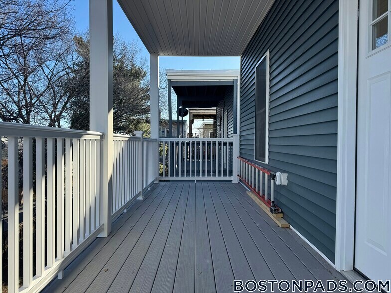 Building Photo - 7 Carson St