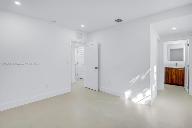 Building Photo - 524 NE 65th St