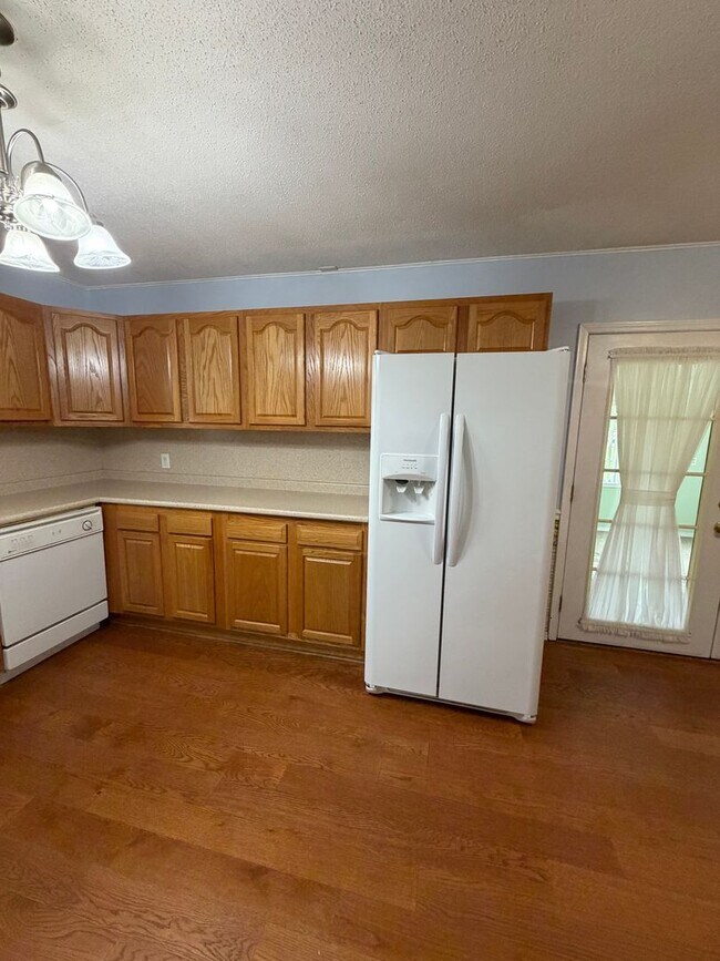 Building Photo - 3 Bedroom | 1 Bathroom | 2 Car Garage | Springfield MO!