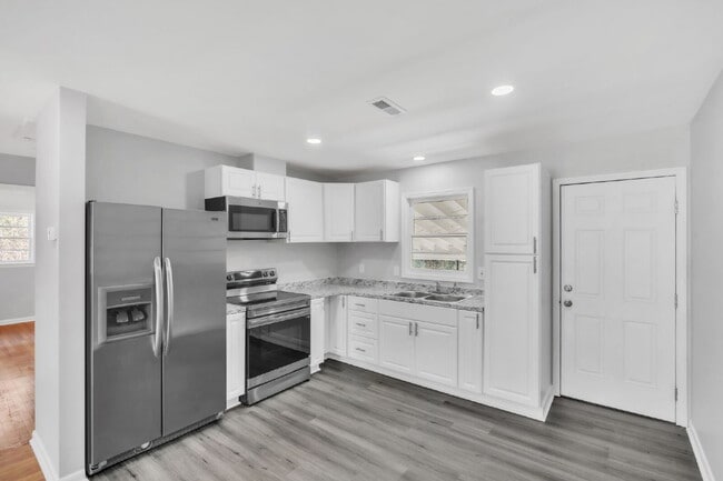 Building Photo - 2BR/1BA Townhome with Granite Countertops & Carport $1350/mo rent