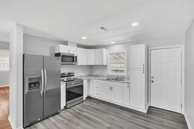 Building Photo - 2BR/1BA Townhome with Granite Countertops & Carport $1400/mo rent