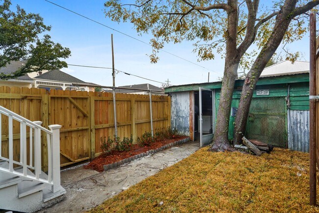 Building Photo - Gorgeous 2BD/2BA Uptown