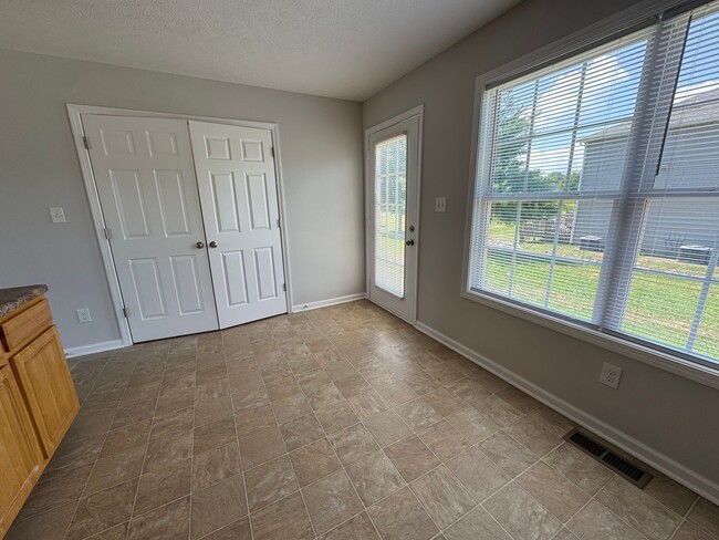 Building Photo - Newly Renovated 3BR 2BA home close to GM, ...