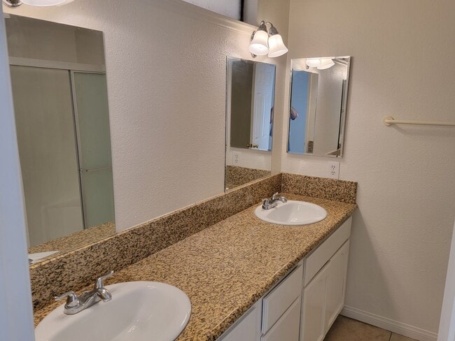 Building Photo - 3 Bedroom 1 3/4 Bath HOUSE with 2 car garage