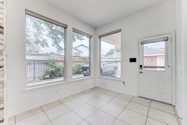 Building Photo - 7906 Del Monte Dr