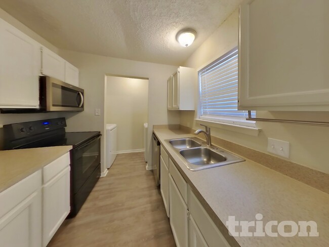 Building Photo - 820 Oak Grove Ln