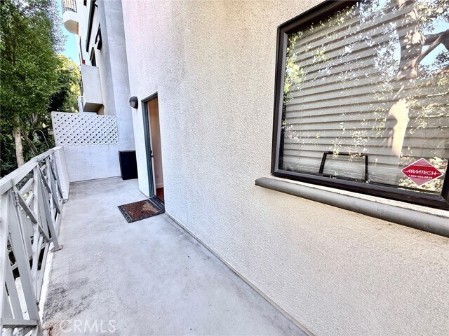 Building Photo - 111 S Oak Knoll Ave