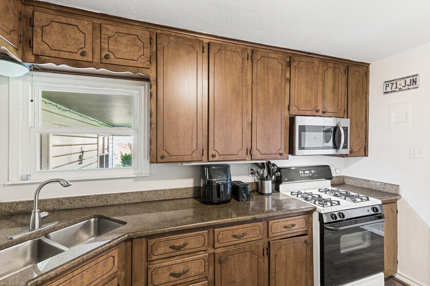 Building Photo - 3504 Corto Ave