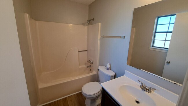 Building Photo - 3 bedroom 2 bath house available for rent!