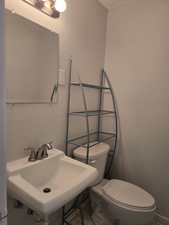 Building Photo - 5570 Shorewood Ln