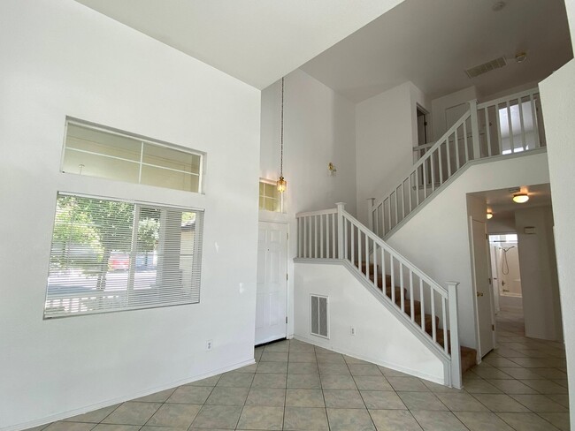 Building Photo - Large Four Bed, Three Bath Home with a Pool