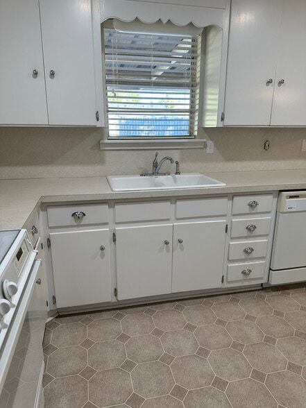 Building Photo - 4631 Cascades Dr