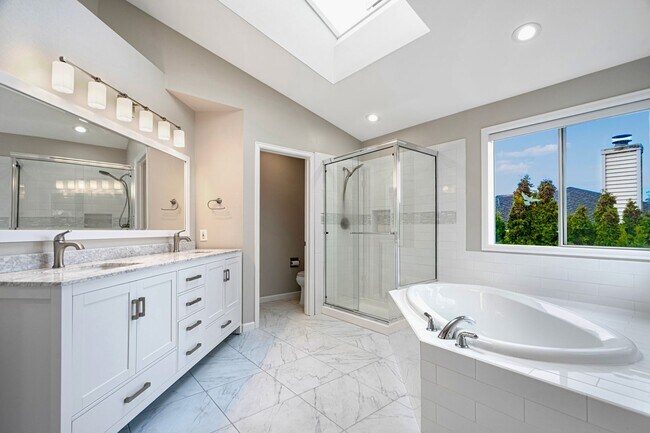 Building Photo - Spacious 5 Bedroom 3 Bath Home w/ 3-Car Garage and New Updates!