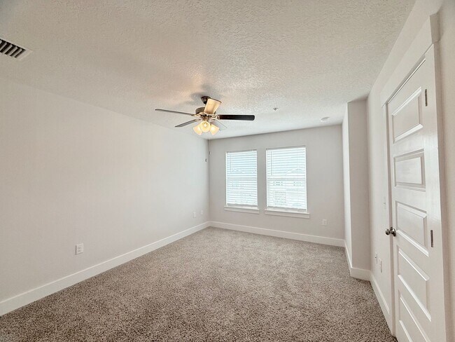 Building Photo - Stunning Townhome – Prime Pensacola Location