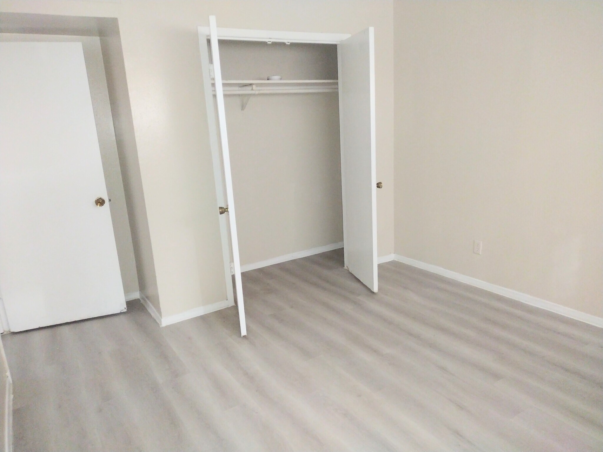 Building Photo - 508 Holiday Dr