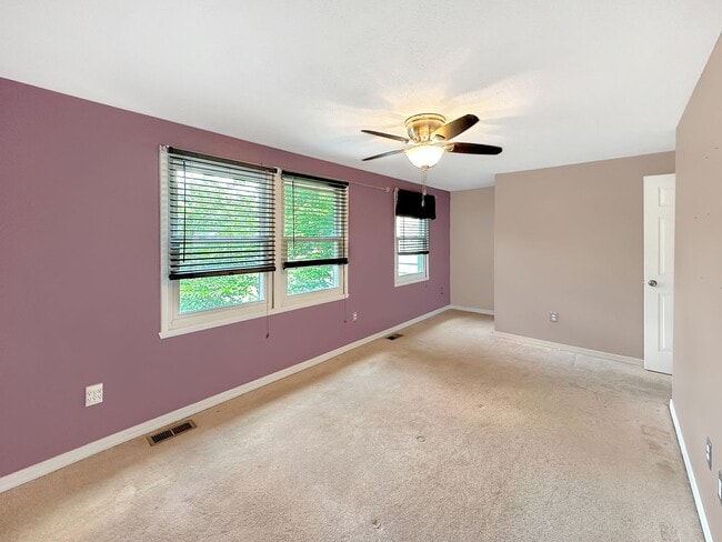 Building Photo - Brilliant 3 Bed 1.5 Bath Townhome in Great...