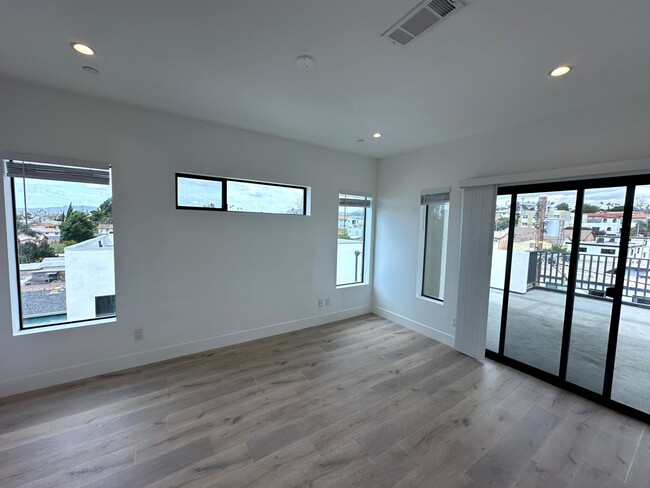 Building Photo - Beautiful Modern Luxury 4 Story Townhome -...