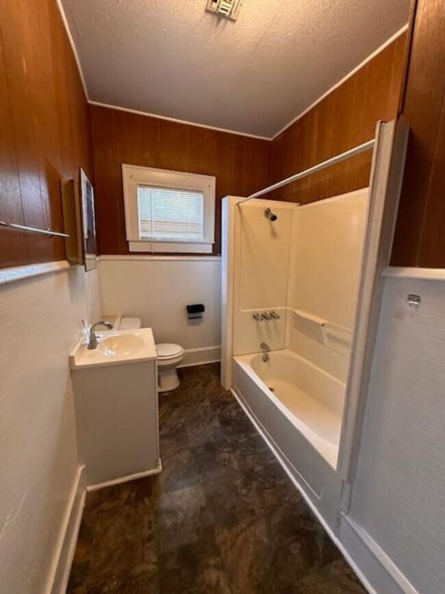 Building Photo - 2724 Bosque Blvd